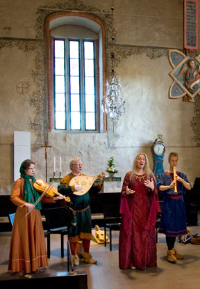 Oliphant konsertoimassa Raision kirkossa syksyllä 2008. Kuva Niina Airaksinen. Oliphant konsertoimassa Raision kirkossa syksyllä 2008. Kuva Niina Airaksinen.