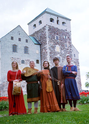 Oliphant Turun Linnan pihalla 2003. Uli Kontu-Korhonen, Leif Karlson, Eira Karlson, Jonte Knif ja Janek Öller. Oliphant Turun Linnan pihalla 2003. Uli Kontu-Korhonen, Leif Karlson, Eira Karlson, Jonte Knif ja Janek Öller.